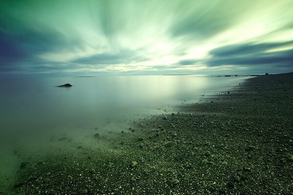 Cielo infinito verde sopra il lago