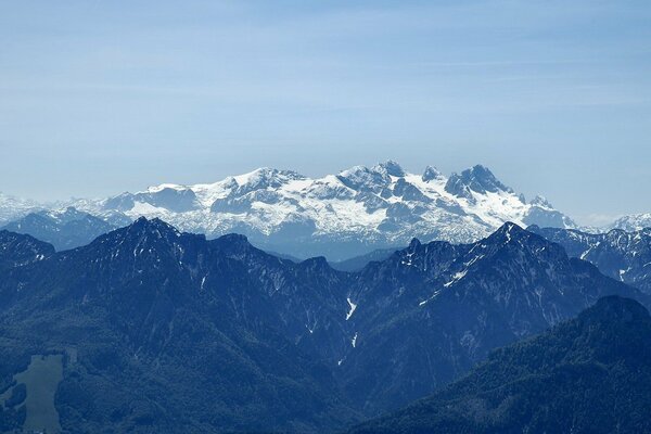 Ghiacciaio di montagna montagne innevate