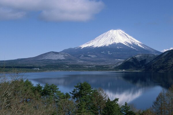 Der Mount Fuji spiegelt sich im klaren Wasser wider