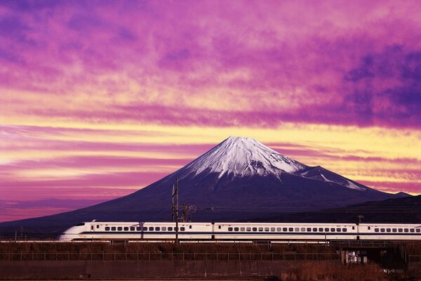 Train électrique au Japon sur fond de montagne enneigée