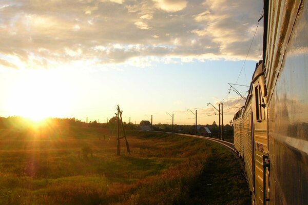 Skręcanie pociągu w promieniach słońca
