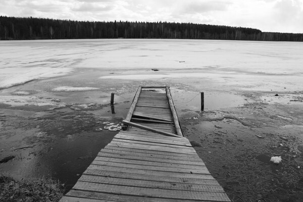 Pasarelas en mal estado en un lago congelado