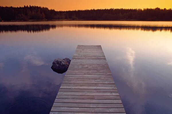 Quai sur le lac avec de l eau claire