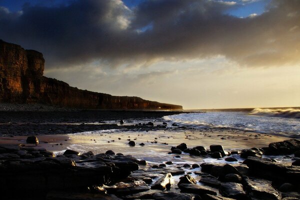 Nature. Nuit sur la mer avec un rivage rocheux