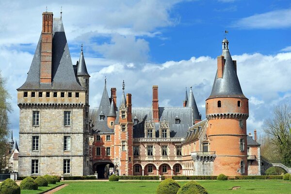 Château avec jardin verdoyant et ciel nuageux