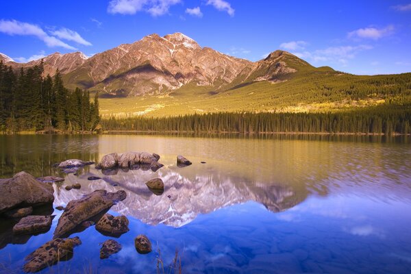 El lago de montaña es hermoso en cualquier época del año