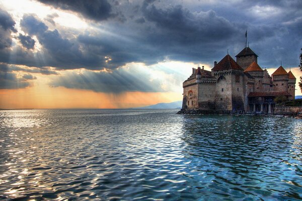 Ein Schloss auf dem Wasser. Hintergrund. Himmel