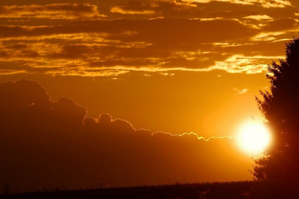 Schöner Sonnenuntergang mit brennenden Wolken