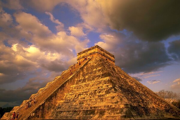 Maya-Pyramide unter grauen Wolken