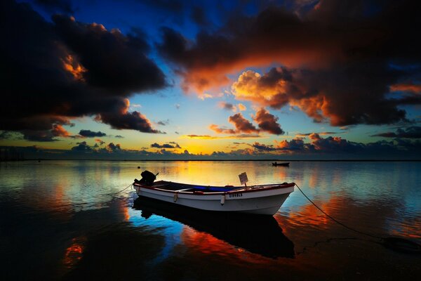 Bateau sur fond de coucher de soleil. soirée sur la rivière