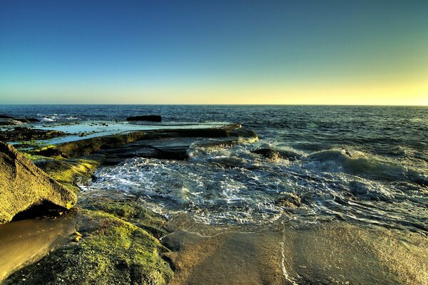 Hermosas olas, arena blanca