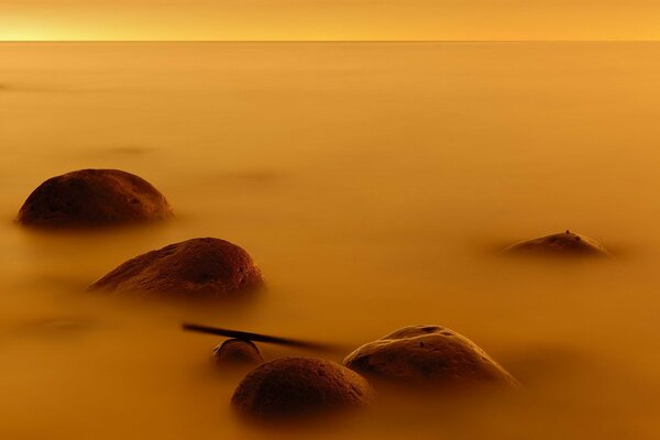 Piedras en tonos amarillos en el horizonte