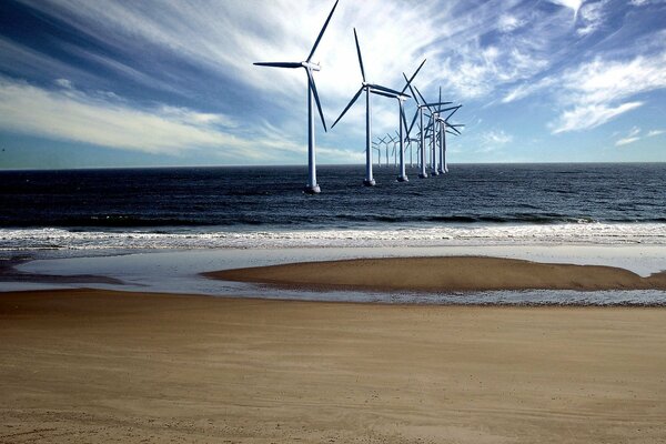 Turbine eoliche in riva al mare