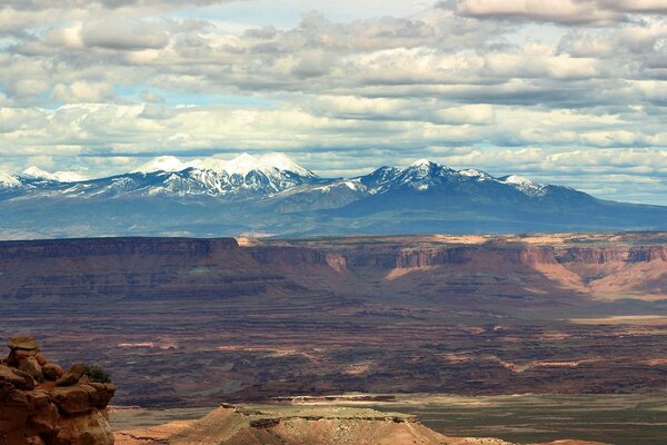 Canyon sur fond de ciel et de montagnes