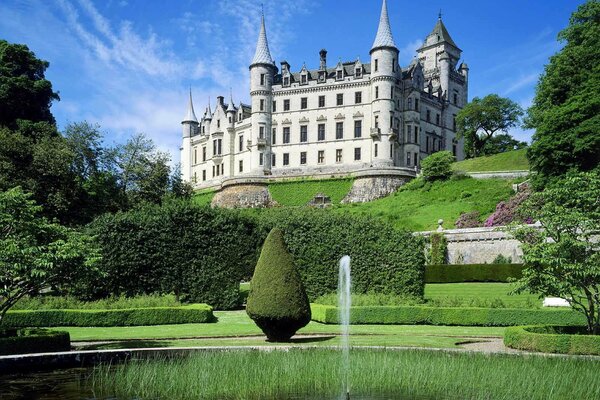 Castillo blanco en Escocia en una colina. Highland