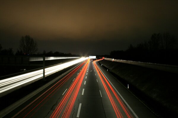 Nuit Autobahn lumières rouges et blanches