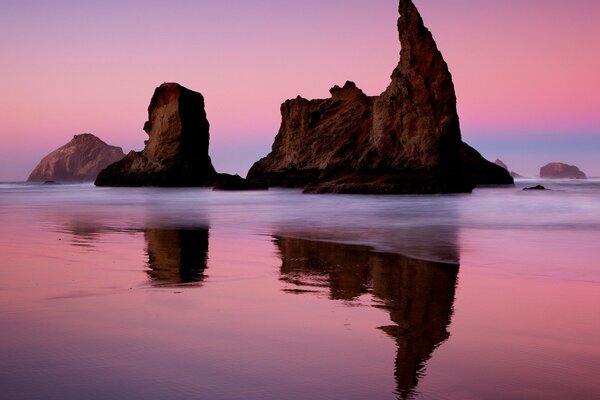 Reflet d une côte rocheuse dans l eau de rose