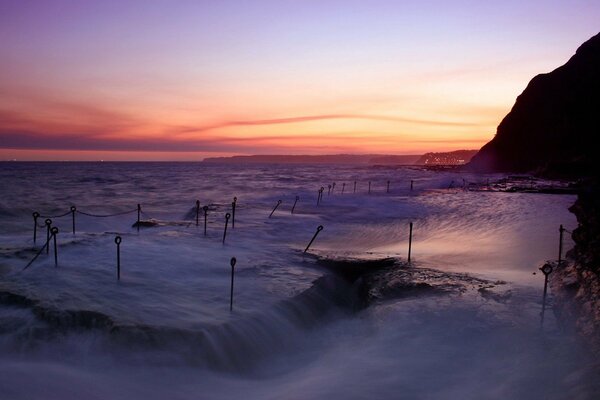 Raues Meer bei Sonnenuntergang