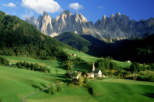 Pequeño y acogedor pueblo en los Alpes italianos