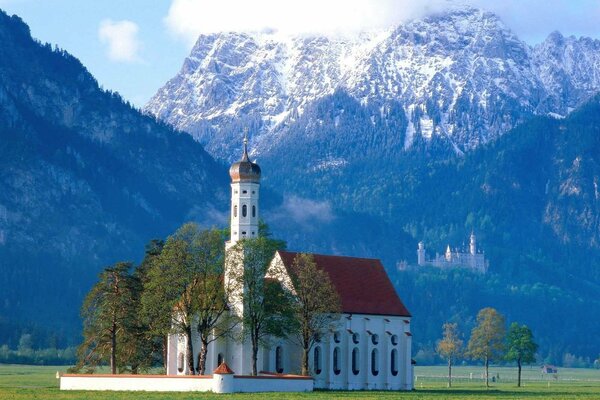 Église au toit rouge dans les montagnes