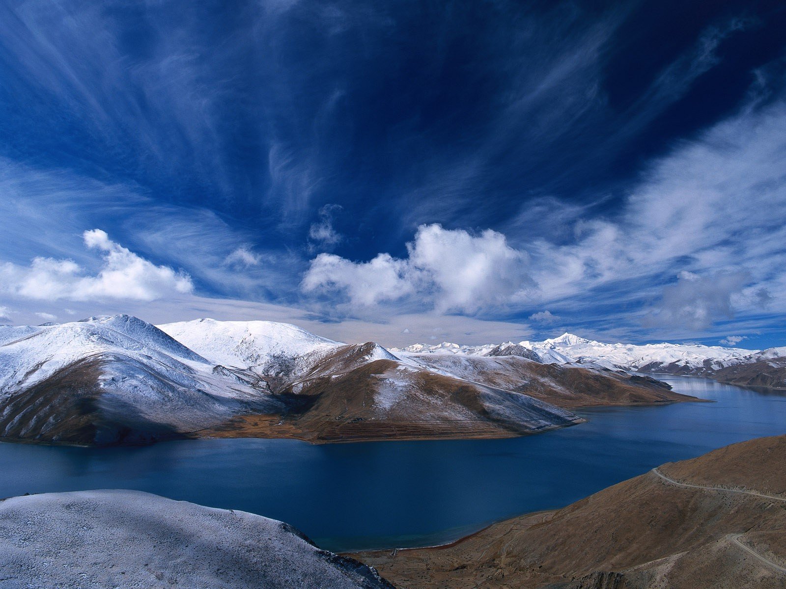 montaña lago cielo