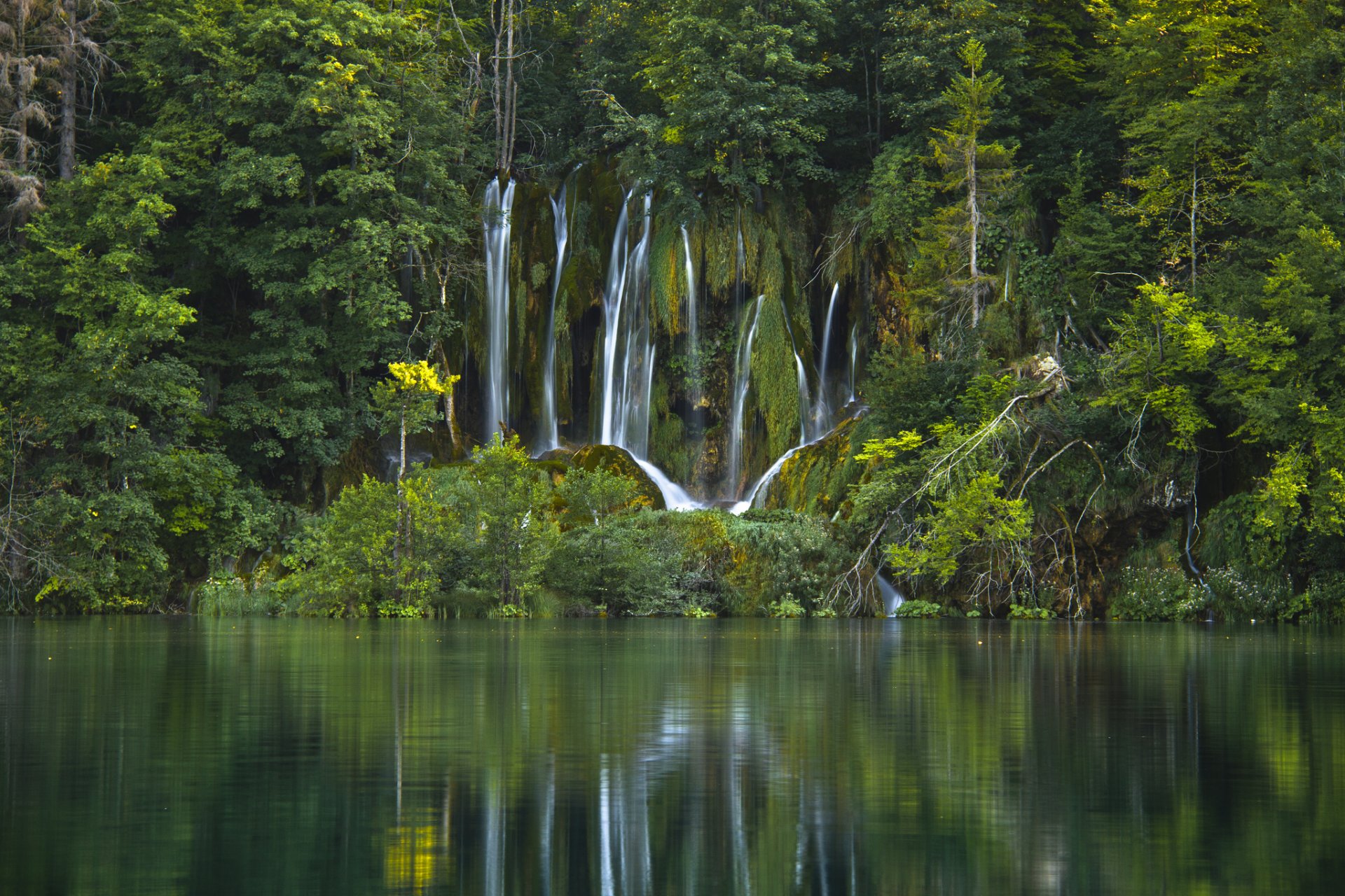 nationalpark plitvicer seen kroatien nationalpark plitvicer seen wasserfall see wasser wald bäume