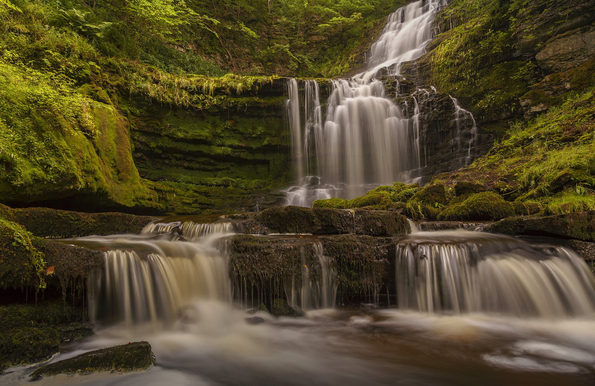 caleber siły spada park narodowy yorkshire dales anglia yorkshire dales wodospad kaskada