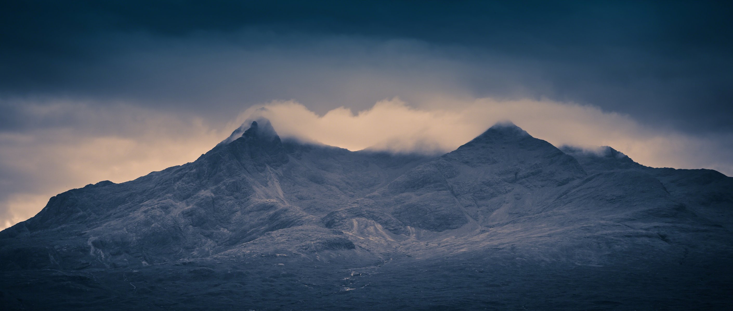 nube servida por cuillins isla de skye escocia