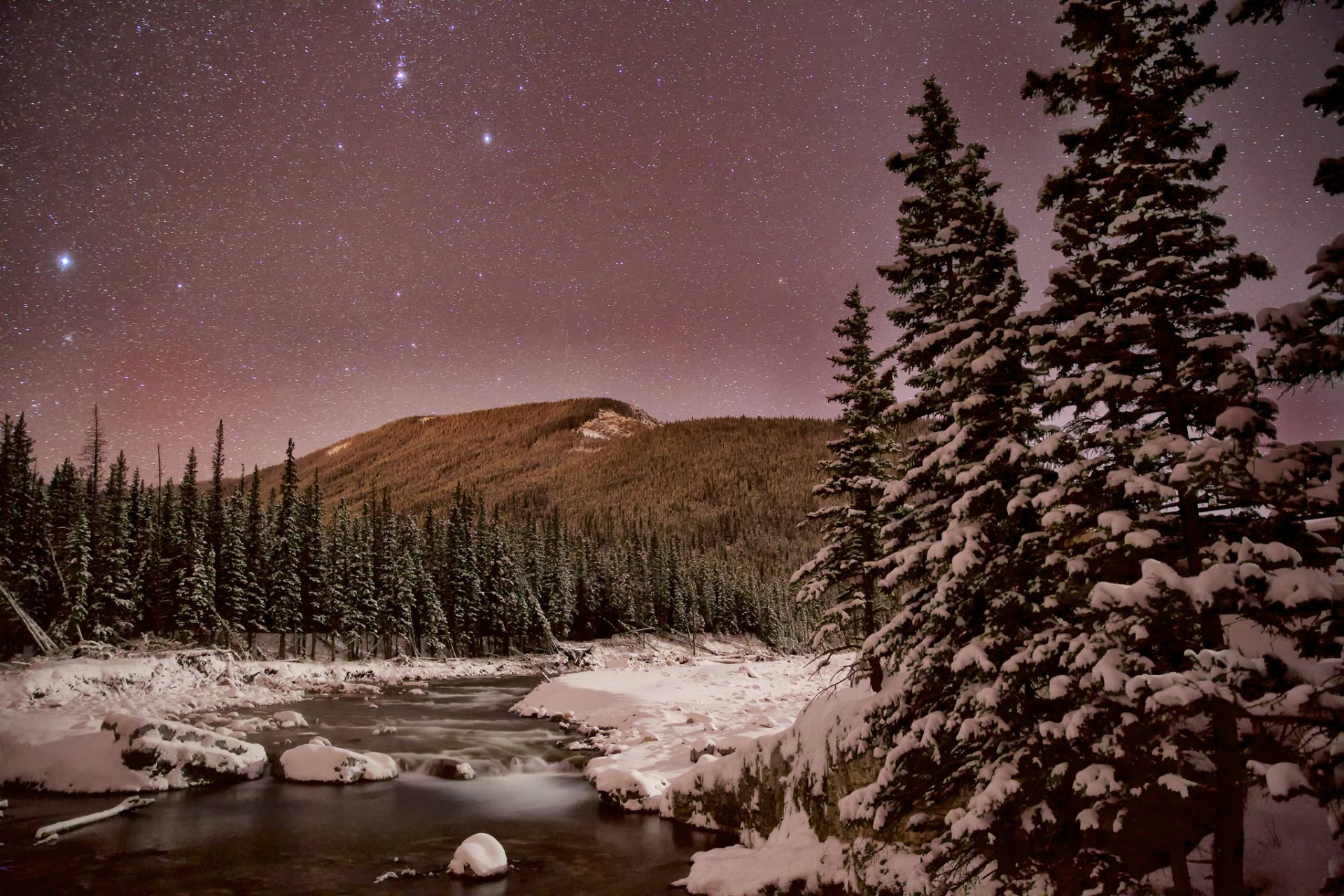 cananaskis alberta canada nuit ciel étoiles montagnes rivière hiver neige arbres