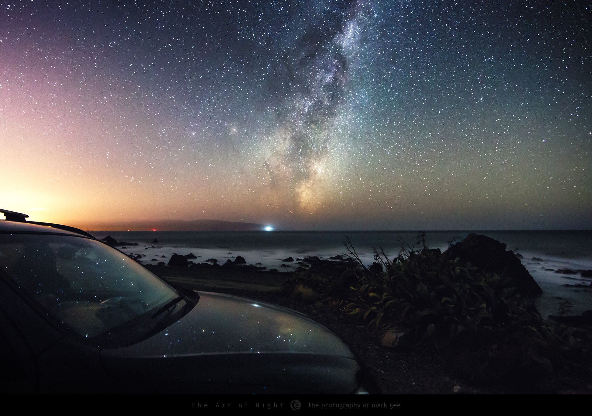 mark g fotografo costa tramonto cielo stelle auto cofano riflessione via lattea