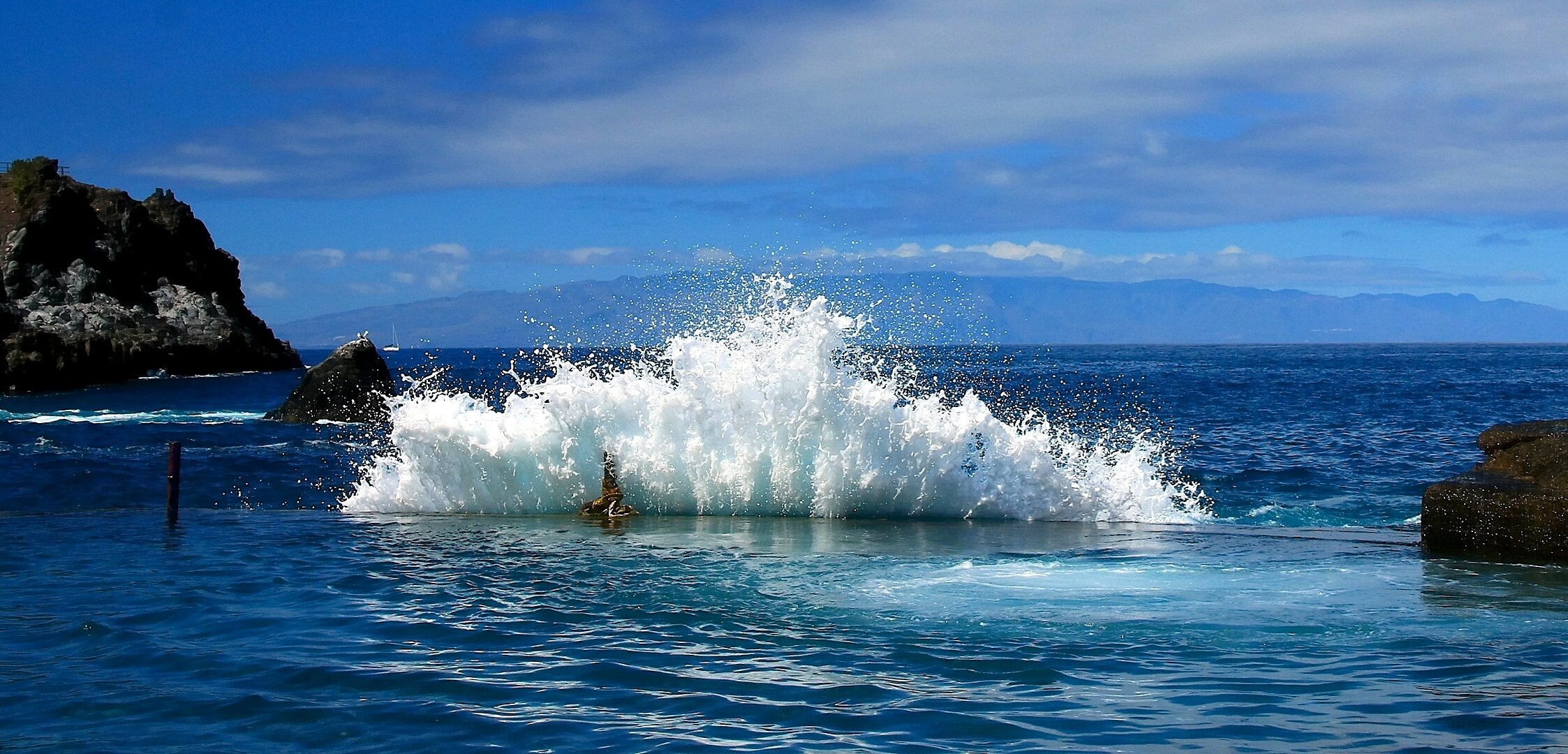 mare surf schiuma spruzzi rocce rocce