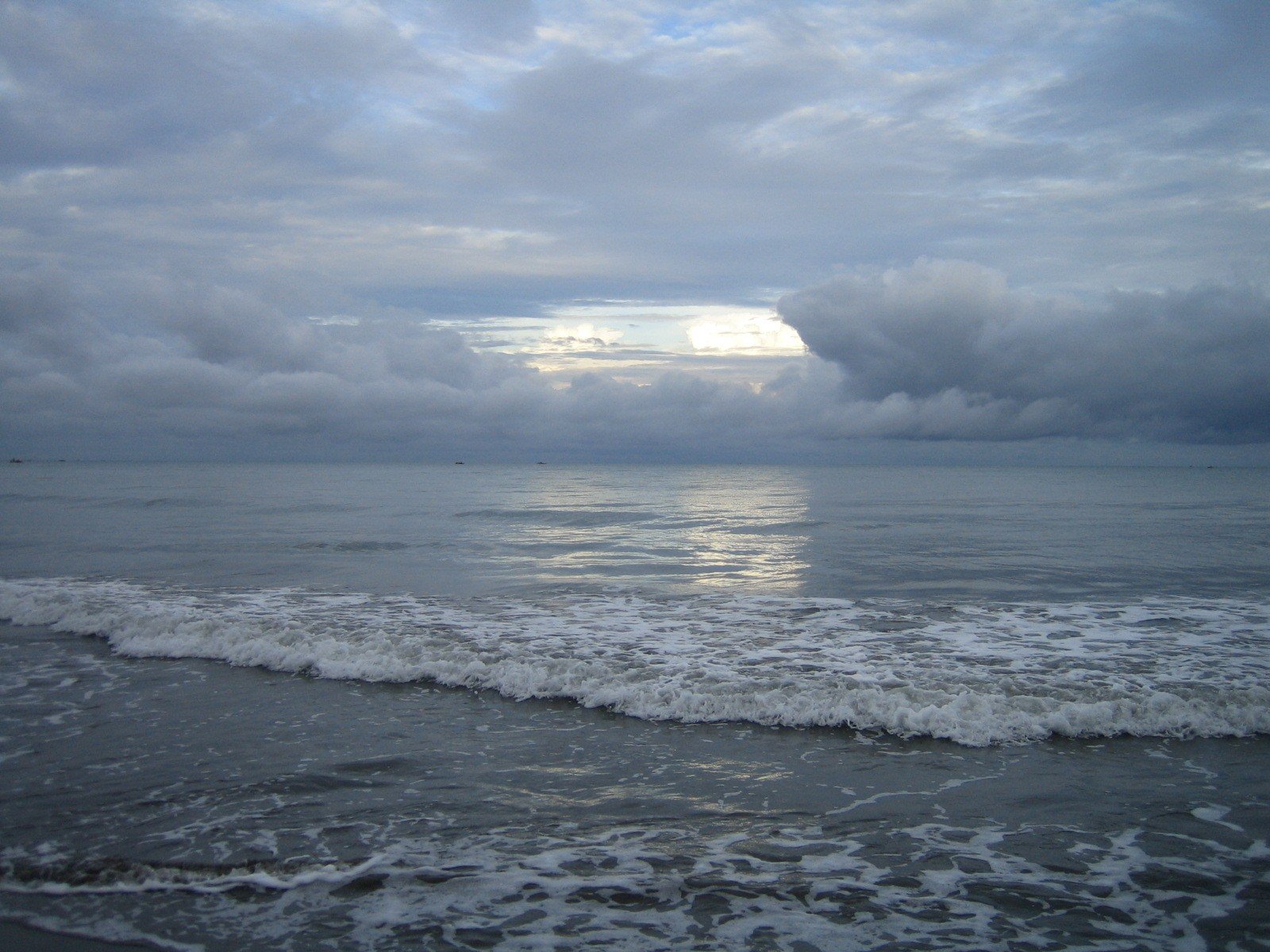 meer wellen wolken sand