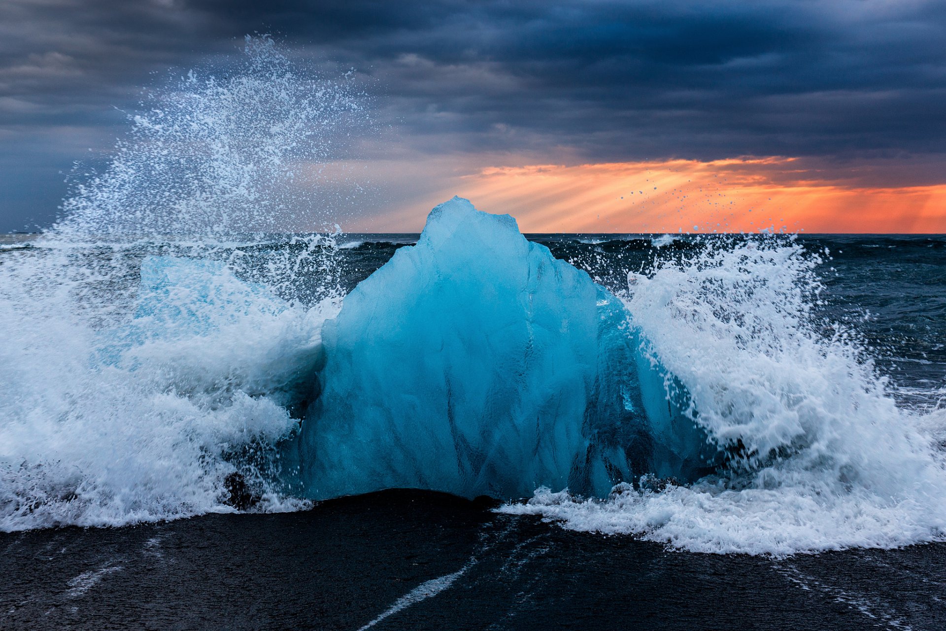 islande lagon glaciaire de jökylsaurlön plage vagues éclaboussures