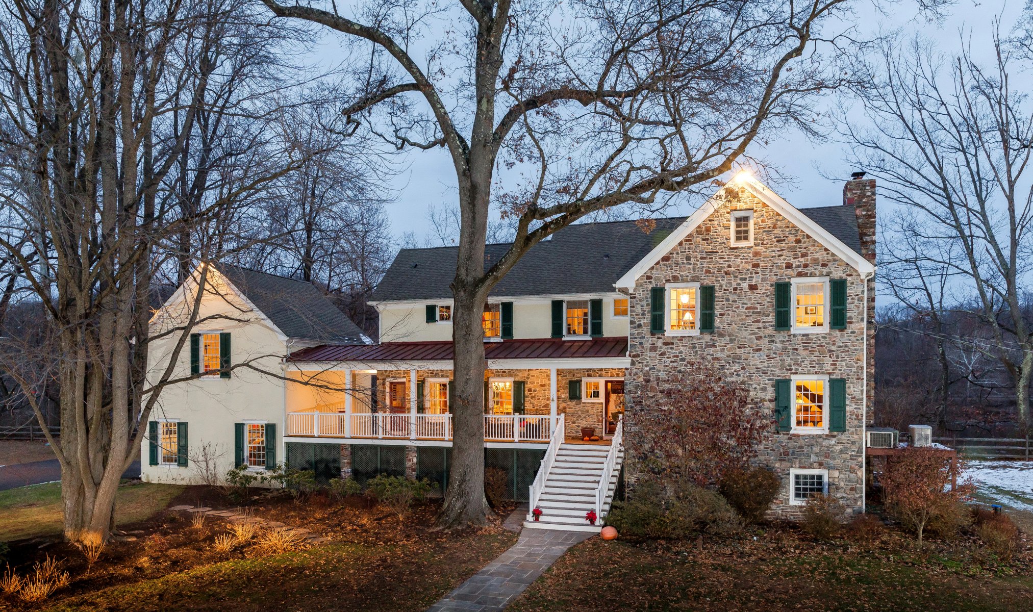 herbst haus herrenhaus bäume büsche blätter gehweg treppe abend lichter grundstück zaun schnee wald