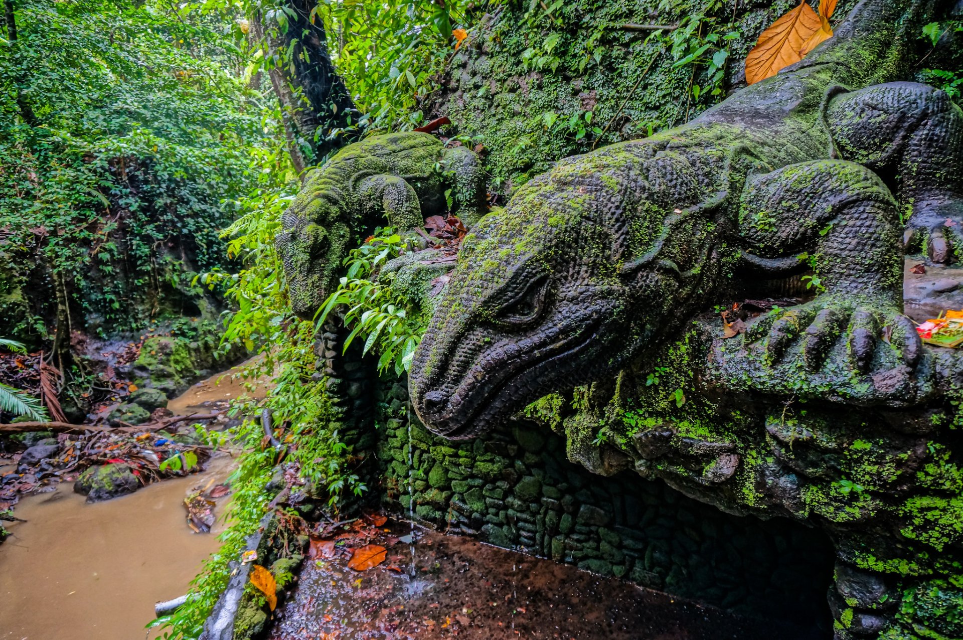 ubud monkey forest ubud bali indonesien komodo-drachenstatue affenwald naturschutzgebiet statuen wald fluss