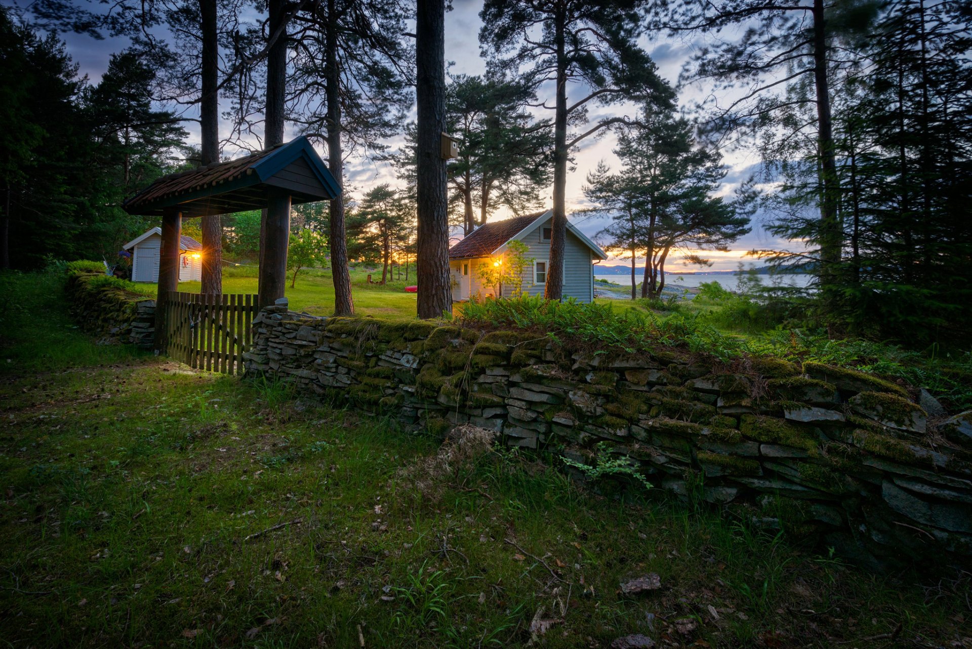 norwegen estfall zaun tor steine gras bäume häuser laternen see