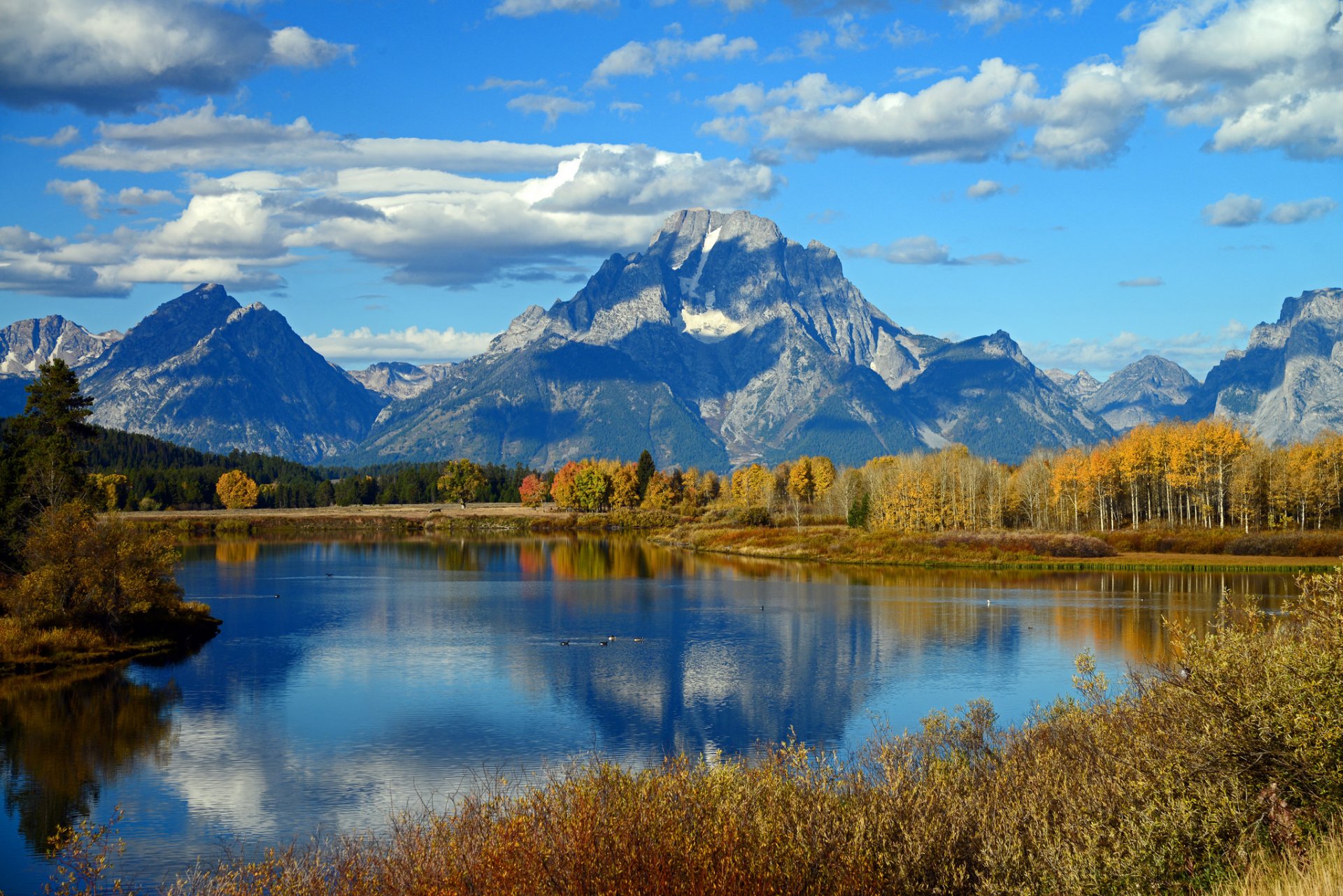 cielo nuvole montagne foresta lago alberi autunno