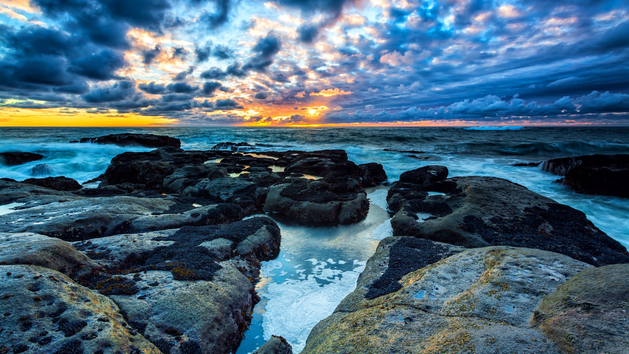 ciel nuages coucher de soleil mer pierres rochers