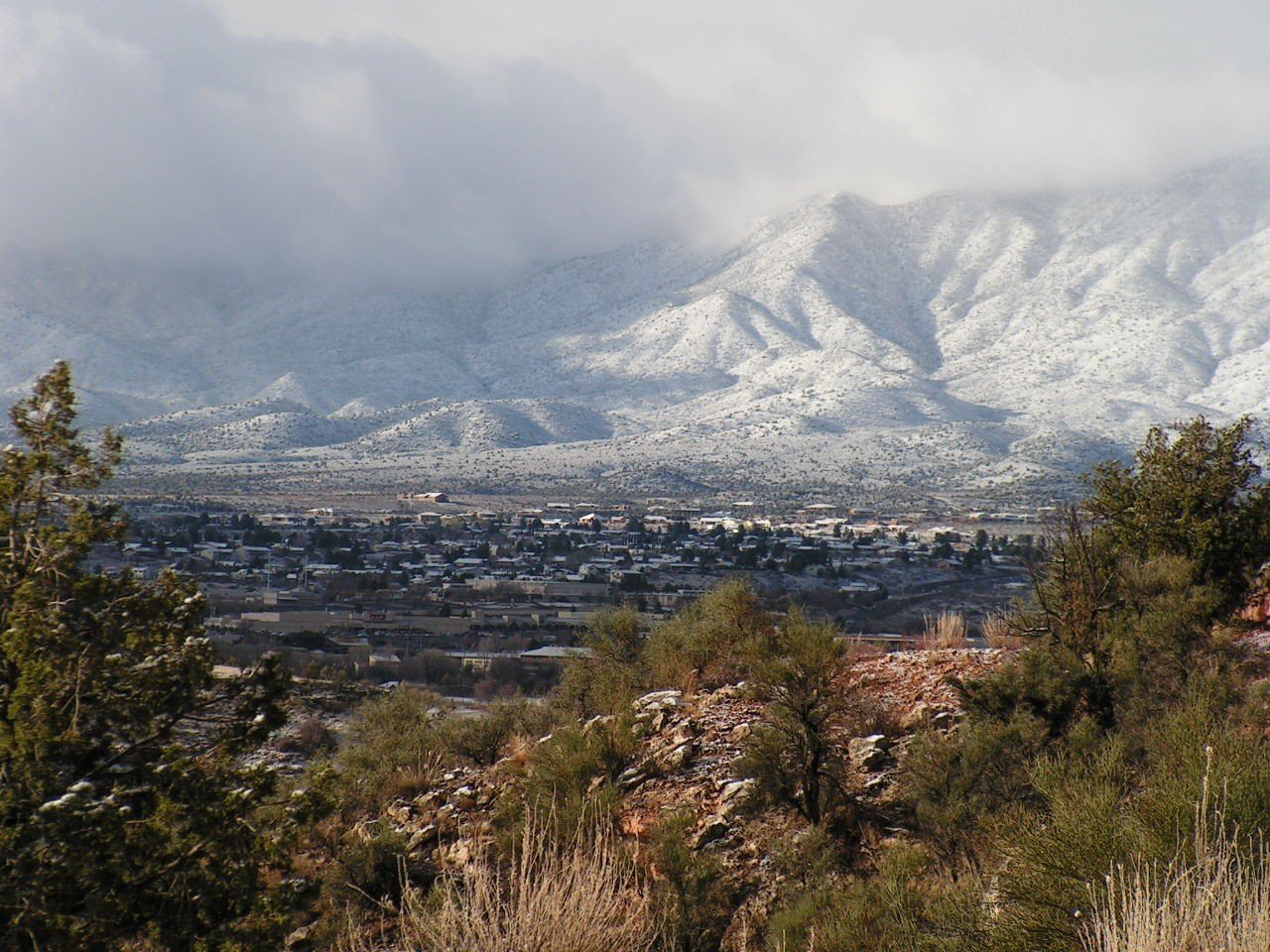 montañas ciudad colinas bosque