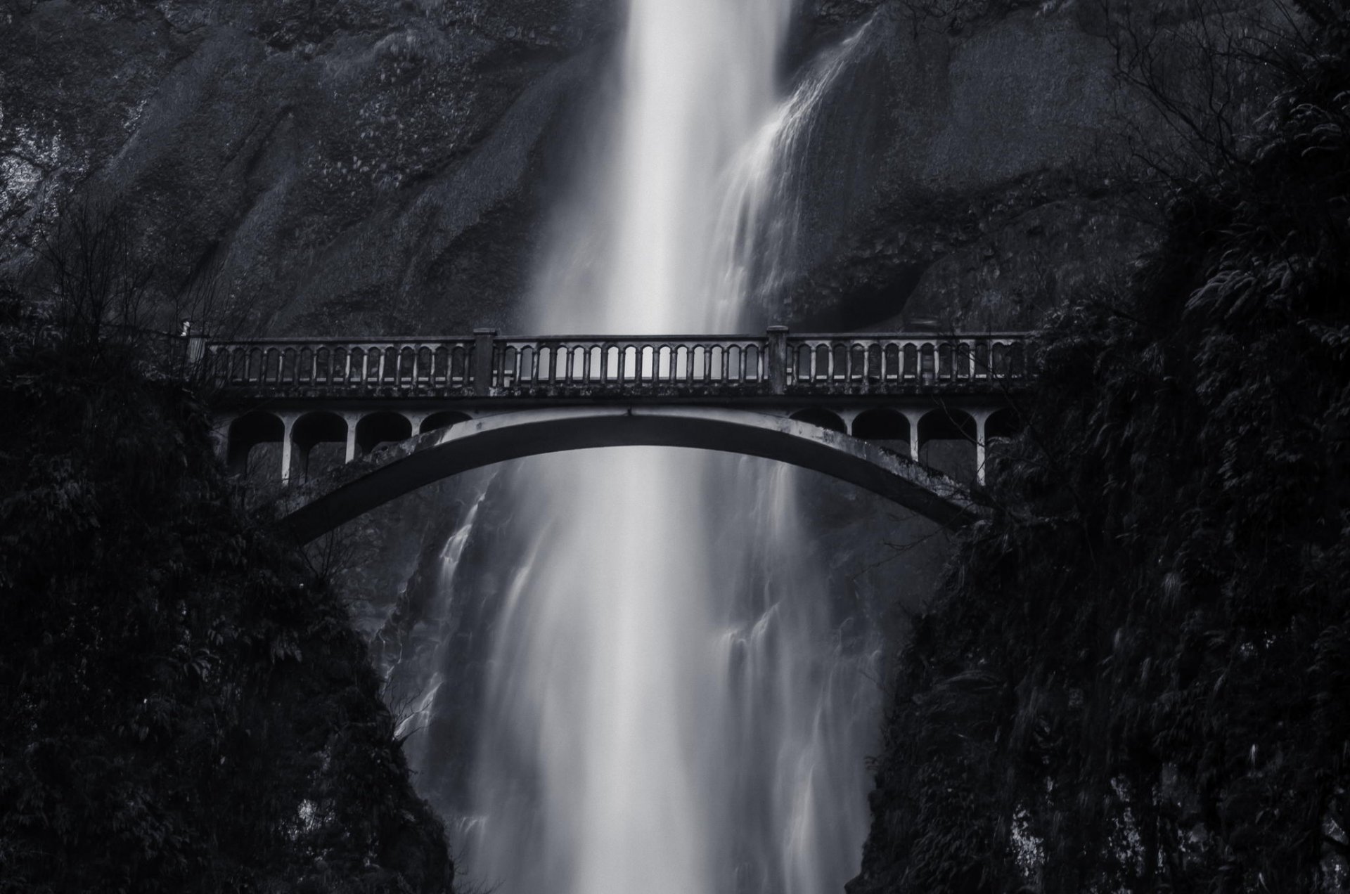 cascada montaña puente altura foto en blanco y negro