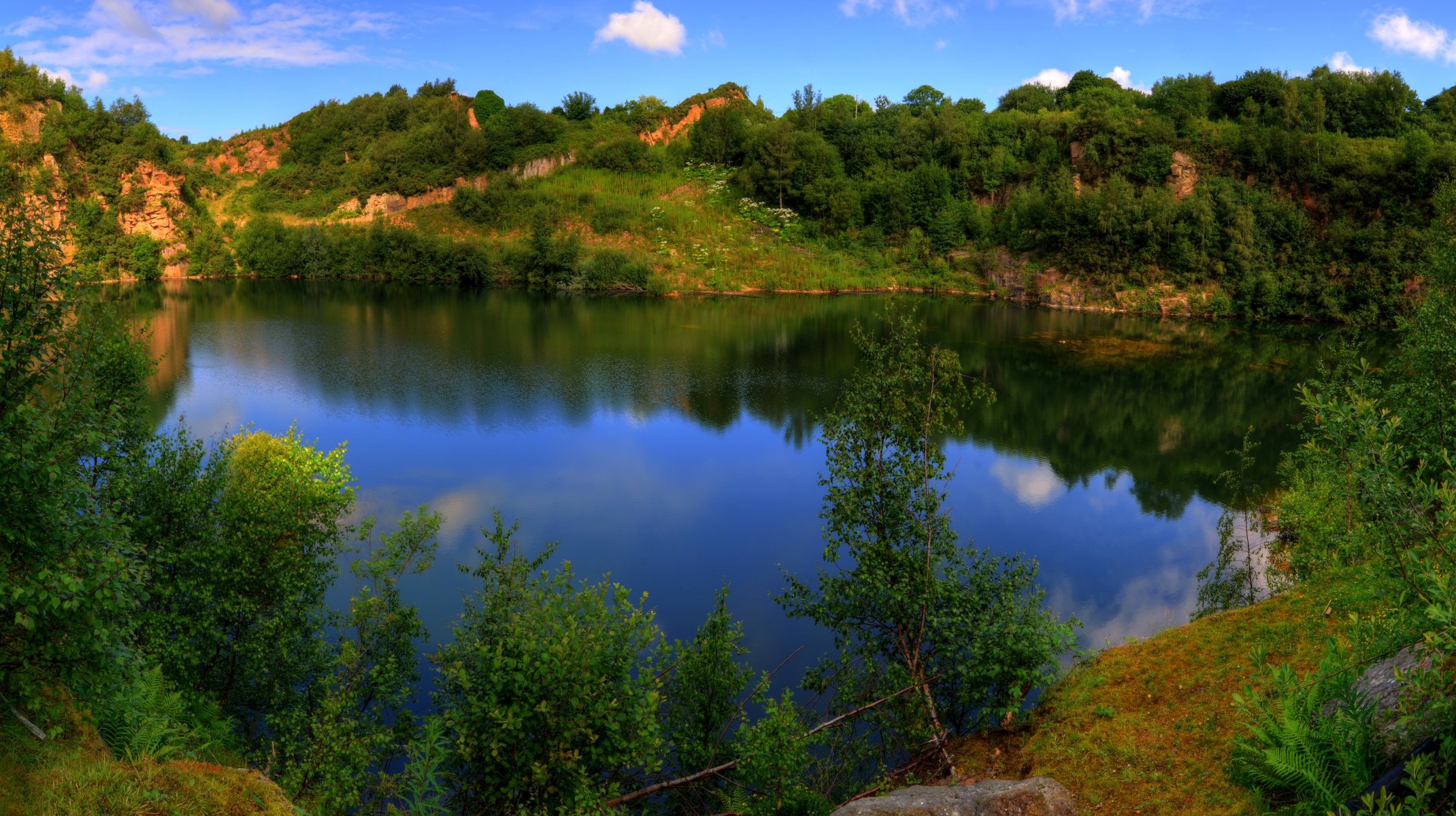 estate lago rocce cespugli alberi