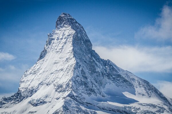 Auf dem Gipfel des Dufour-Gipfels in der Schweiz, den schönen Penninischen Alpen, fällt ein Schatten, der Schnee glitzert auf dem Gipfel