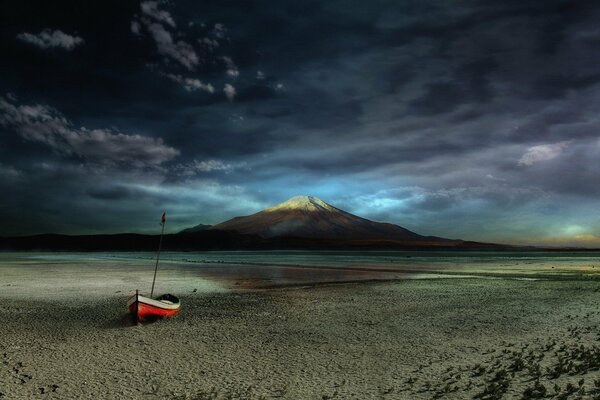 Rotes Boot am sandigen Strand