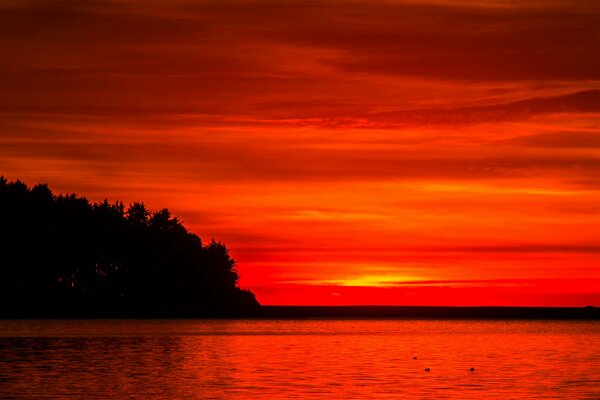 Tramonto scarlatto nel cielo