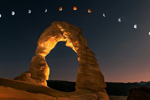 Contra el cielo con planetas arco de piedra