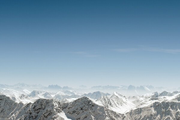 Paisaje de las cimas de las montañas con nieve