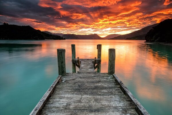 Pont sur le lac au coucher du soleil