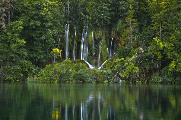 Wasserfall im Nationalpark an den Plitvicer Seen