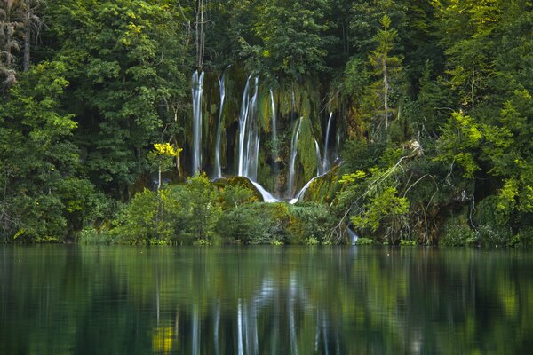 Cascada en el parque nacional de los lagos de Plitvice