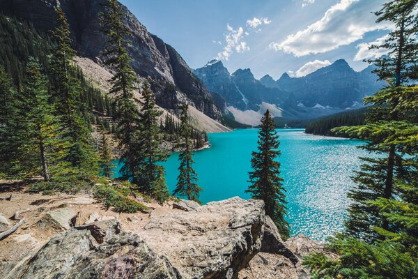 Vue magnifique sur le lac et les montagnes au Canada